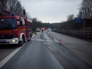 Die Unfallstelle wurde für mehrere Stunden gesperrt (Foto: Polizei NRW)