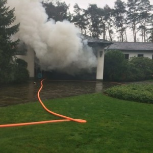 PKW brannte aus (Foto: Feuerwehr Ratingen)